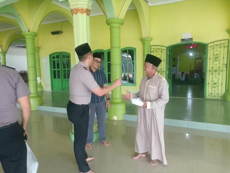 Jumat Berkah, Polsek Keluang Bagikan 25 Nasi Kotak kepada Jemaah Salat Jumat di Desa Sido Rejo